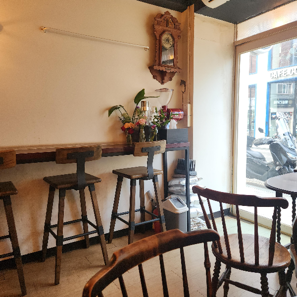 망원 카페 커피 하우스 마이샤: 부드러운 강배전 커피를 즐길 수 있는 곳_1인 좌석 인테리어