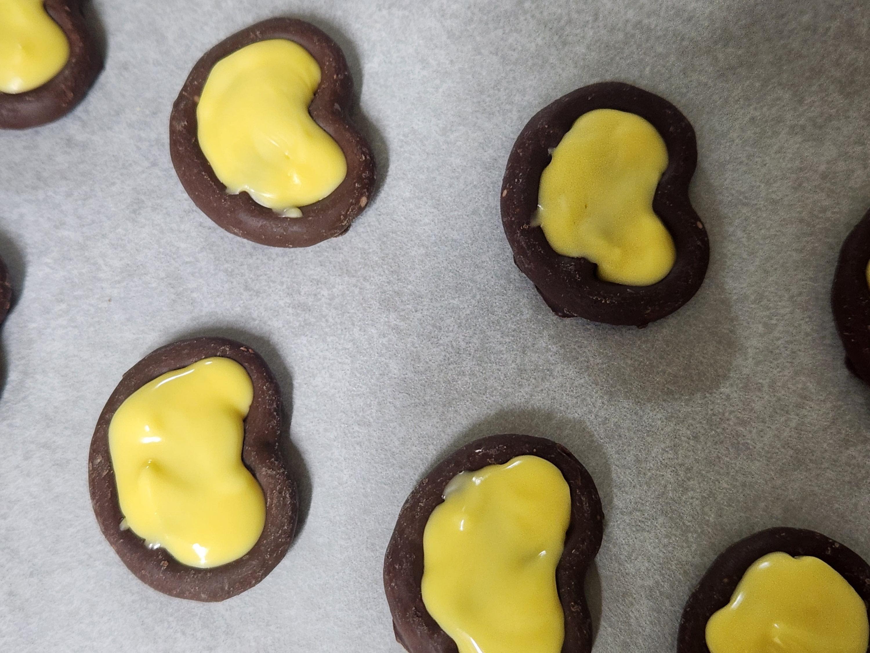 프레즐 위에 레몬초코 올려주면 병아리 모양이 됨