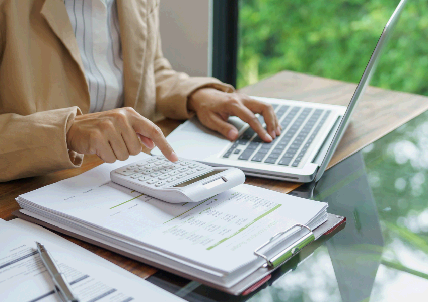 고정비를 처음으로 점검해 본 날, 나는 솔직히 마음이 편하지 않았다.
나는 그동안 소비를 줄이기 위해 여러 시도를 해왔지만, 정작 매달 자동으로 빠져나가는 돈에는 깊이 관여하지 않았다. 쓰는 돈은 줄이면서도, 이미 정해진 지출 구조는 그대로 둔 채 살고 있었다. 그날 나는 더 이상 감으로만 돈을 관리하지 않기로 마음먹었다.