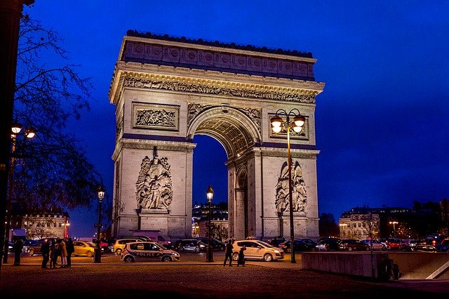 파리 샤를 드골 광장에 있는 에투알 개선문(Arc de Triomphe)