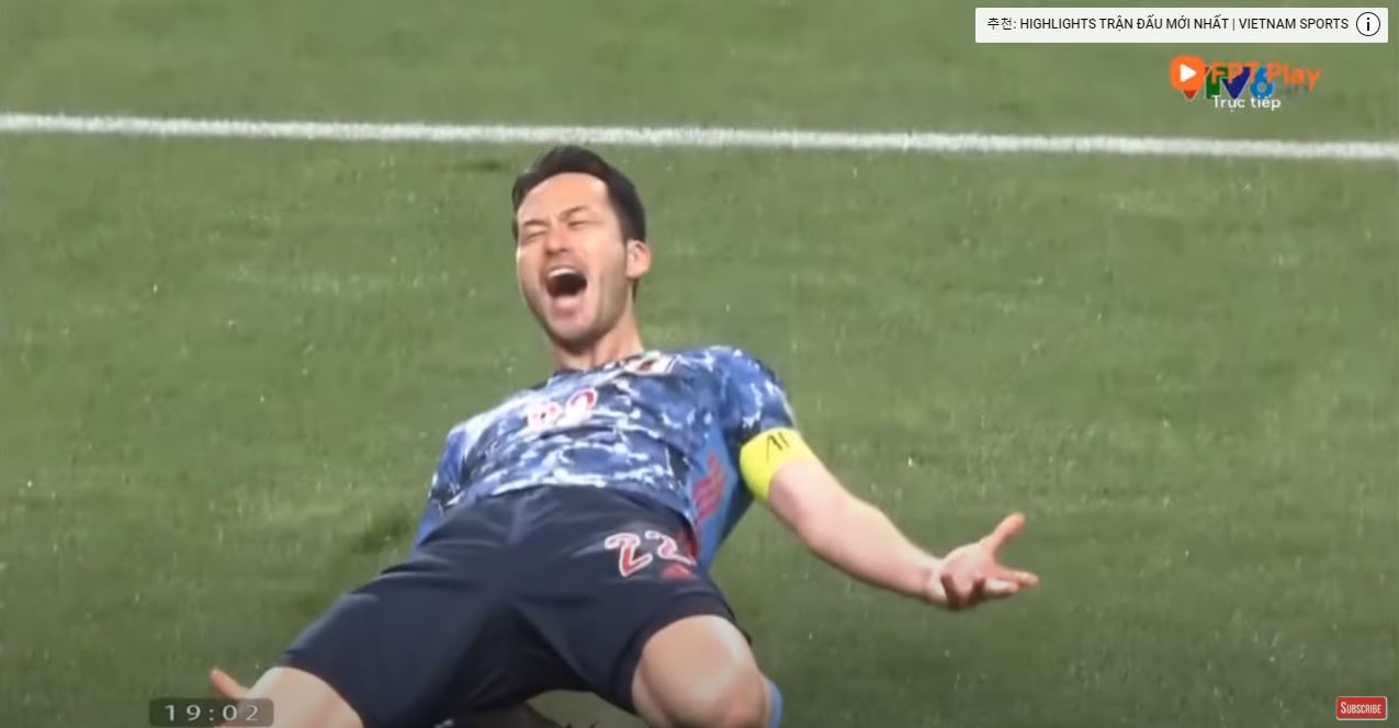 잔디에 미끄러지며 기뻐하는 일본 선수의 모습