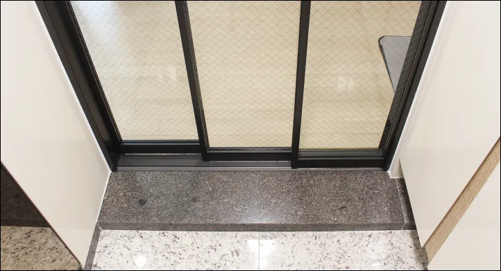 아파트 중문 아래