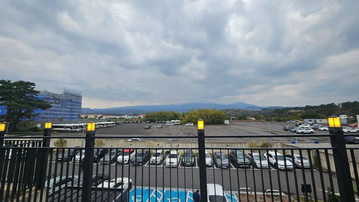 스타벅스-제주도남DT점-테라스-뷰-주차장과-한라산