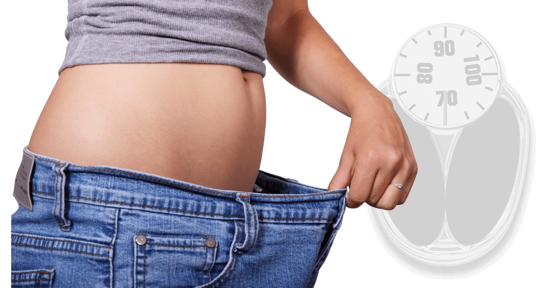 살이 빠져서 청바지가 작아보이는 여성