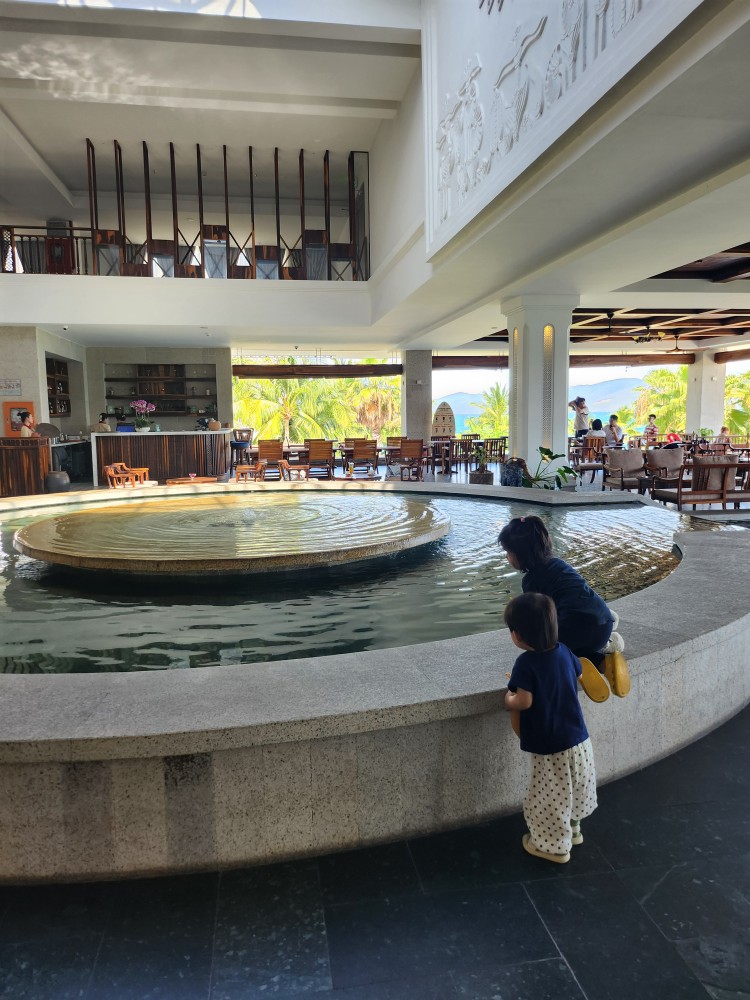 알리부 리조트 로비와 아이들