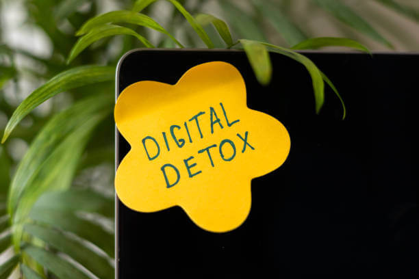 모니터 구석위에 DIGITAL DETOX라고 써있는 포스트잇이 붙어있다
