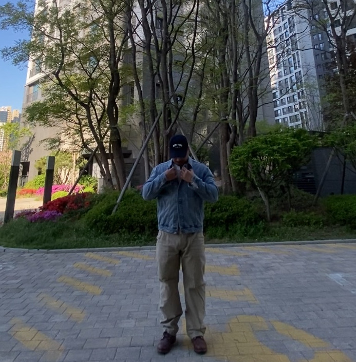 데일리룩('26. 4. 24.)윅 WICK 워싱 빈티지볼캡, 무신사스탠다드 데님트러커 청재킷, 유니클로 와플헨리넥 티셔츠, 무신사스탠다드 퍼티그팬츠, 레드윙 아이언레인저 앰버하니스