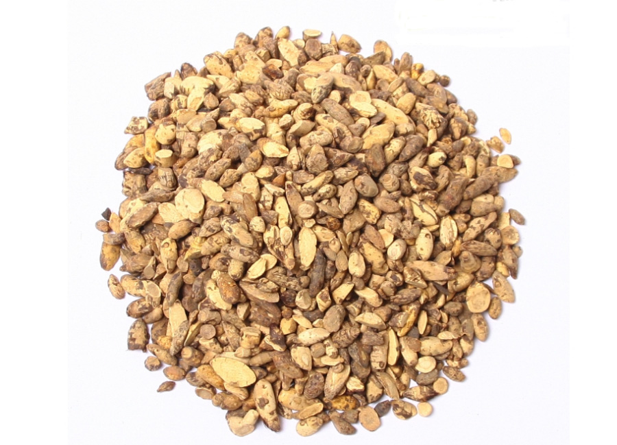 야생에서 채취를 한 향부자를 깨끗하게 세척을 한 후에 건조시킨 것을 하얀 바닥 위에 동그랗고 수북하게 놓아두고 찍은 사진