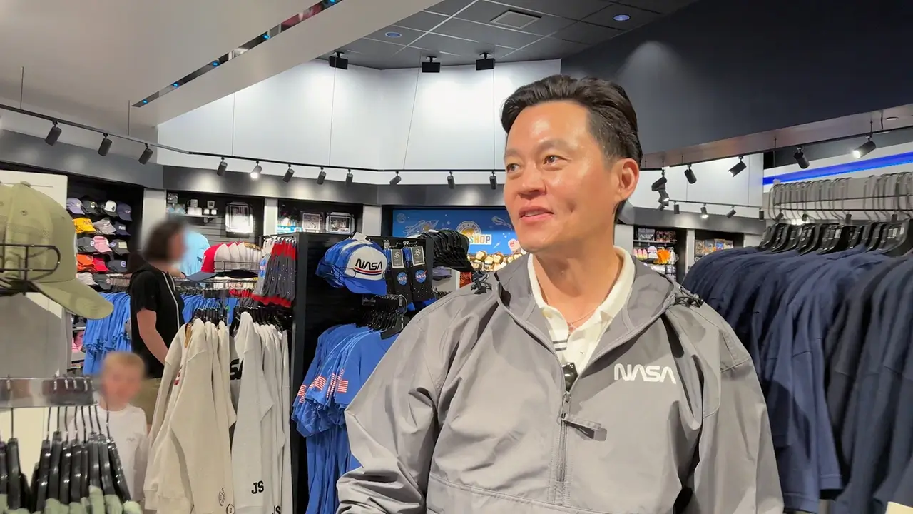 이서진의 달라달라 스틸컷 속 이서진이 NASA 점퍼를 입고 있는 모습