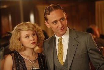 영화 '미드나잇 인 파리' 포스터 &ndash; 주인공이 파리의 밤거리를 걷는 장면