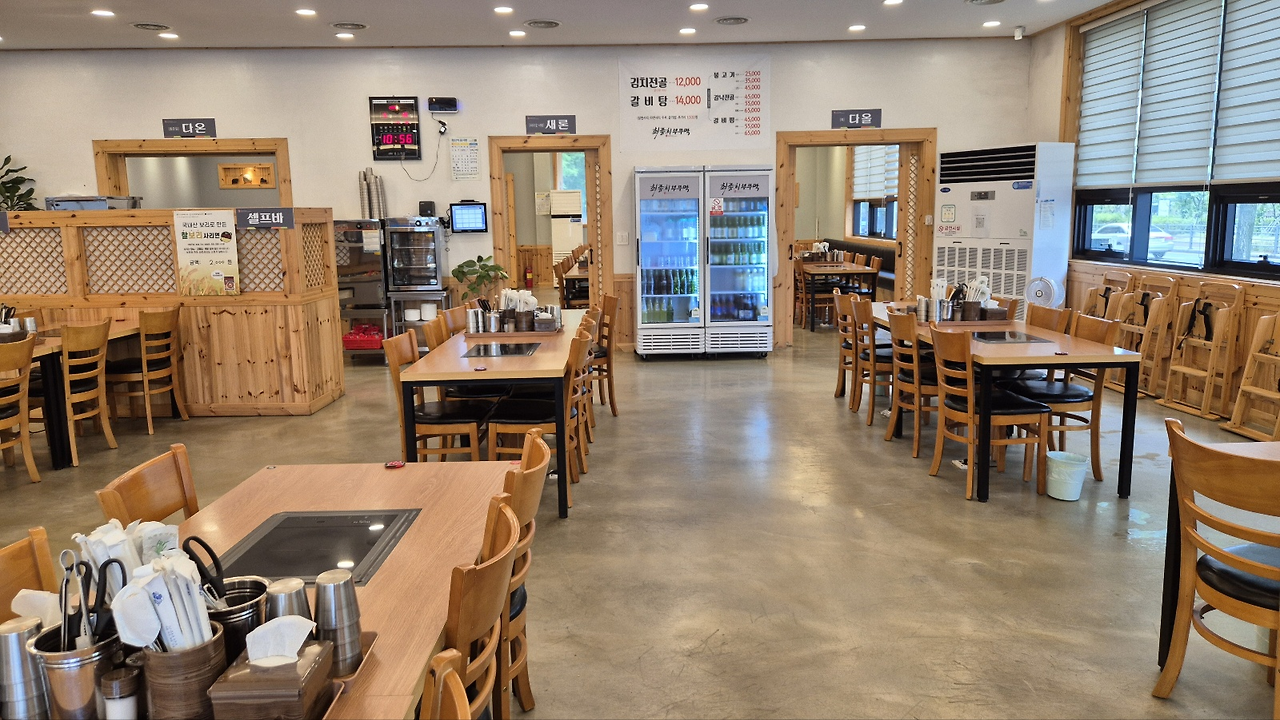 식당 내부 전경 많은 테이블과 작은 홀들이 보인다