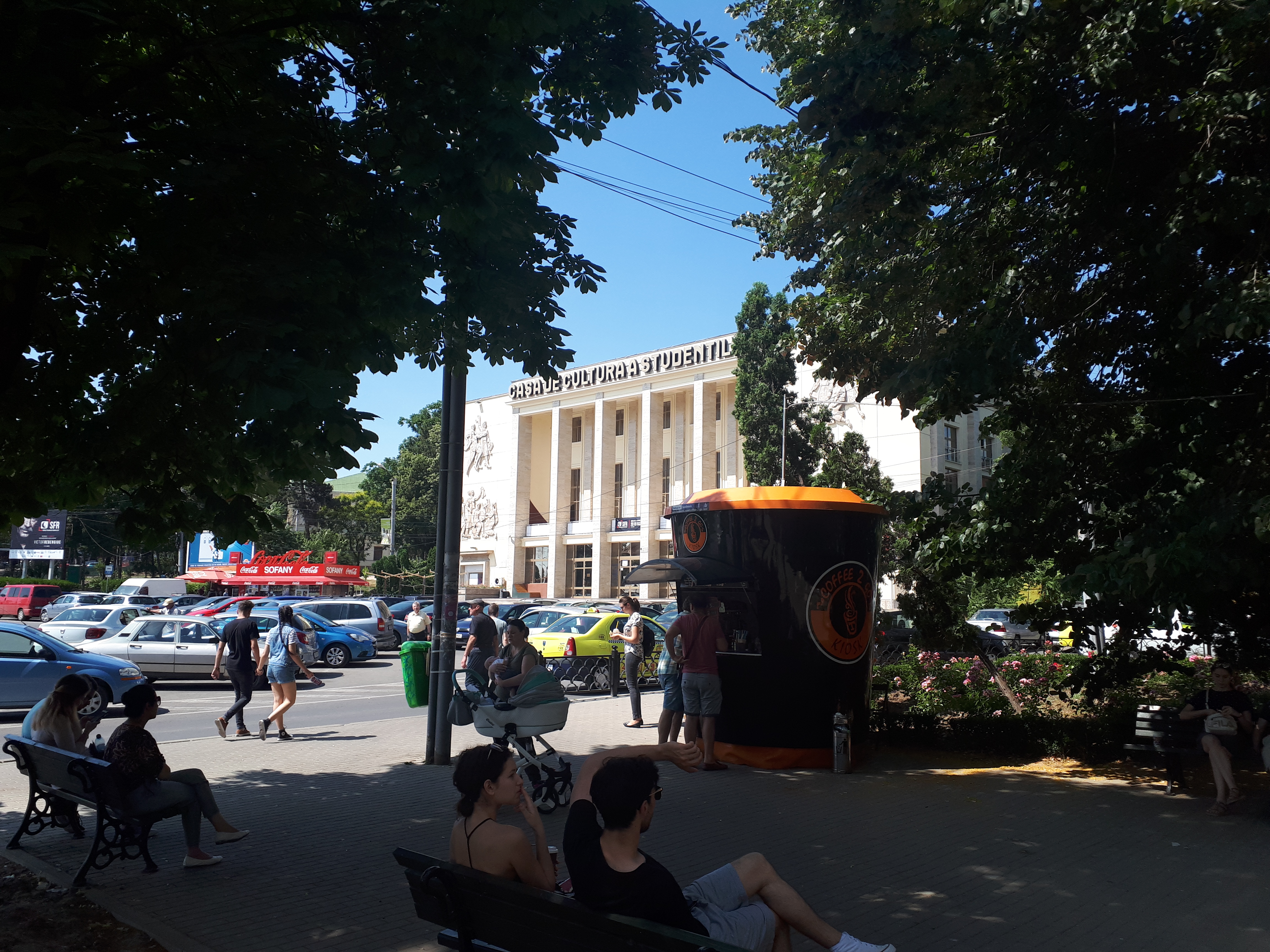 루마니아 이아시 나무 사이로 비치는 건물