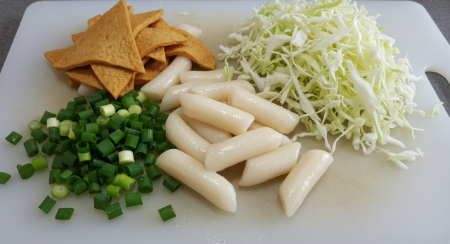떡볶이 떡, 먹기 좋게 썰린 어묵, 양배추, 대파가 가지런히 놓여있다