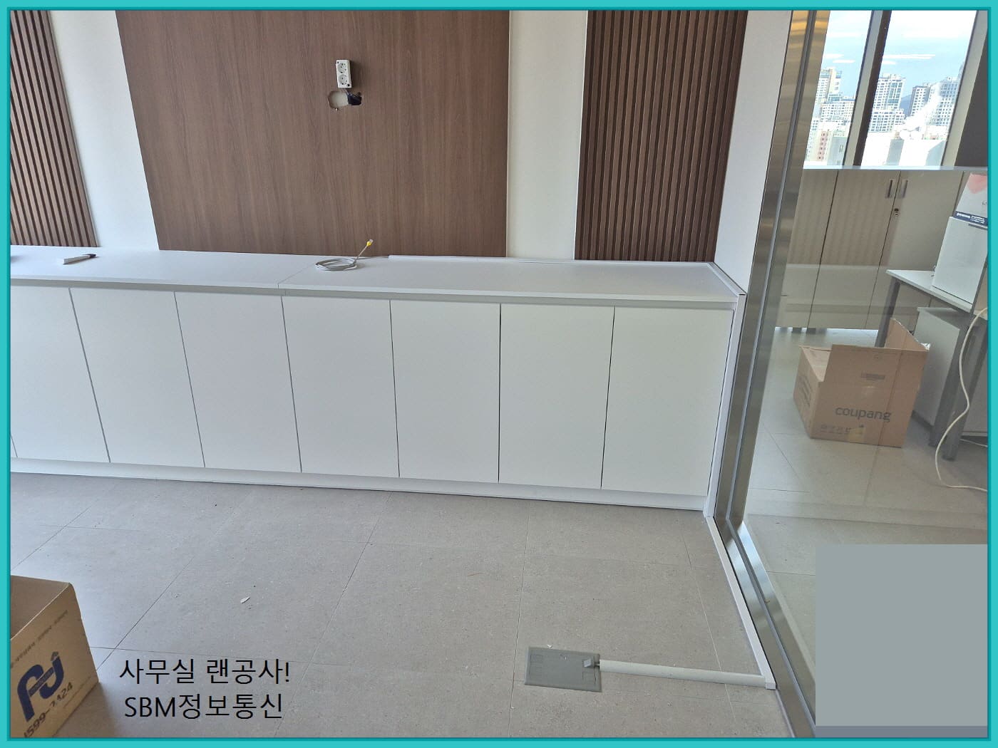 수납장 라인에 맞춰 눈에 띄지 않게 처리된 배선