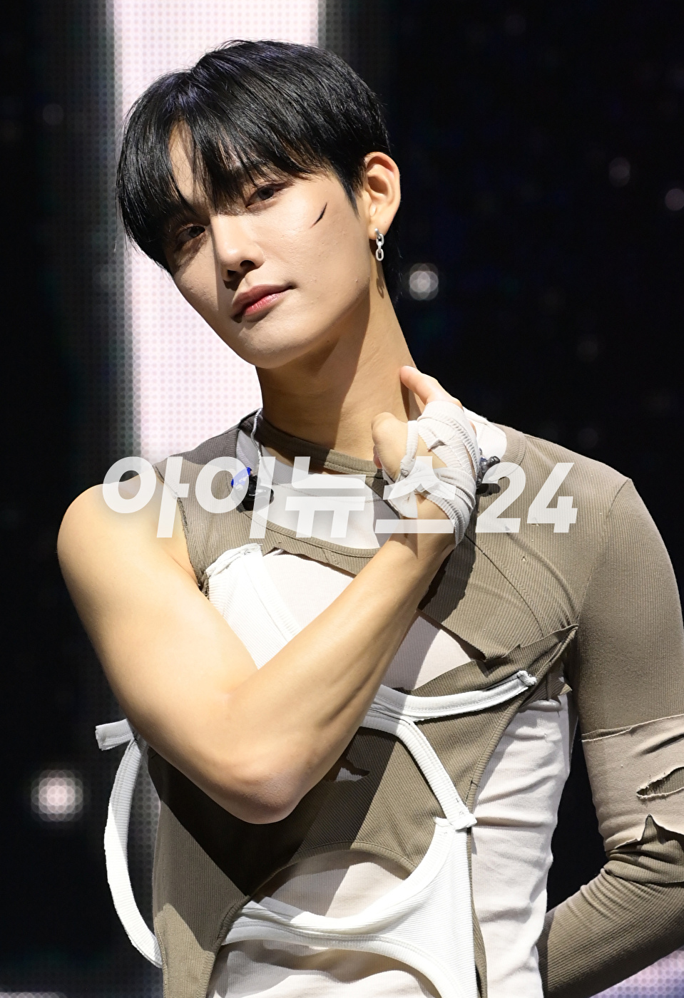 그룹 CIX 승훈이 29일 오후 서울 연세대학교 백주년기념관에서 열린 CIX(씨아이엑스)의 여섯 번째 EP &#39;오케이 에피소드 2: 아임 오케이&#39;(OK Episode 2 : I&#39;m OK) 발매 기념 쇼케이스에 참석하고 있다. [사진=정소희 기자]