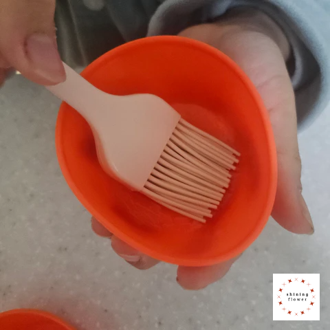 계란빵-머핀틀에 식용유 바르기