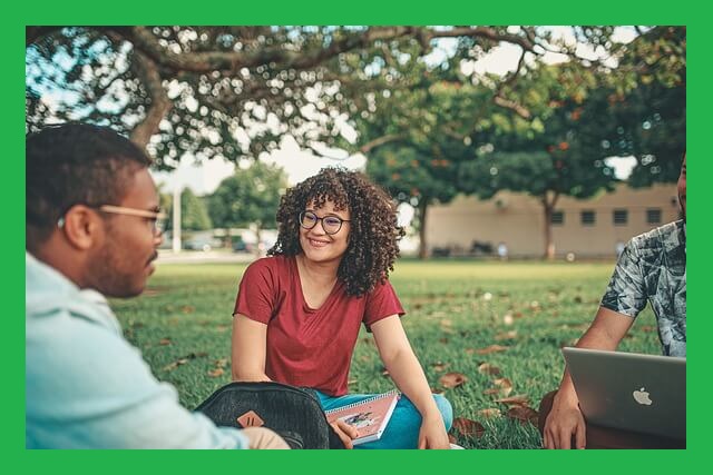 대학교-잔디위-대학생들