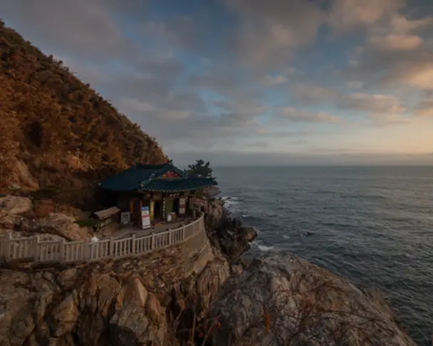 절벽에 울타리를 두르고 그안에 있는 낙산사