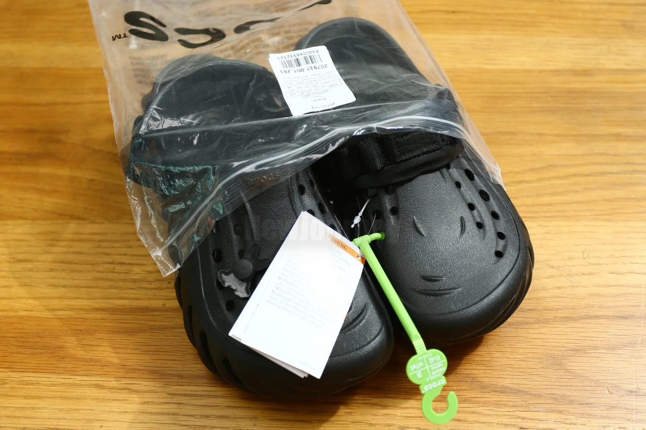 크록스 신발 포장 상태 Crocs shoes in packaging