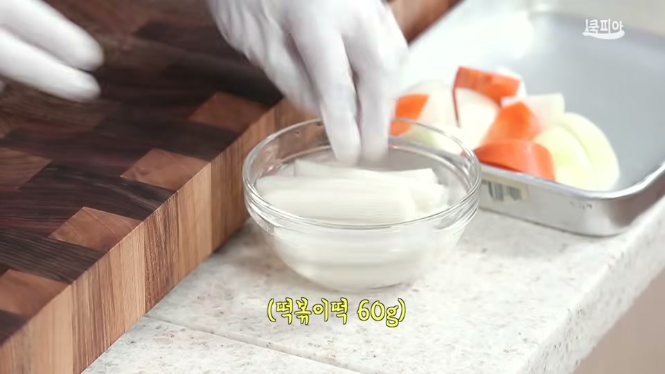 납작당면과 표고버섯을 불리는 장면
