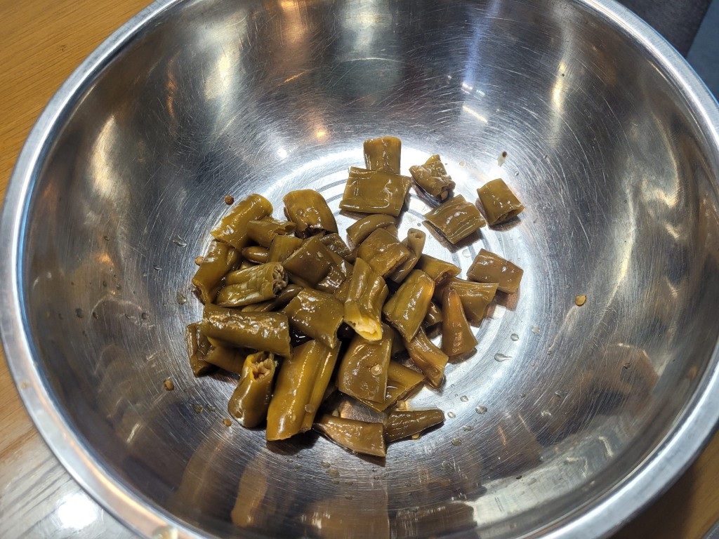 먹기 좋게 잘라 놓은 고추 장아찌 조각 상태