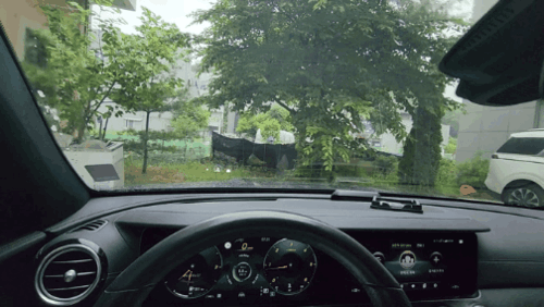 벤츠차량에서 워셔액이 분사되면서 유리를 세정하고 있는 모습