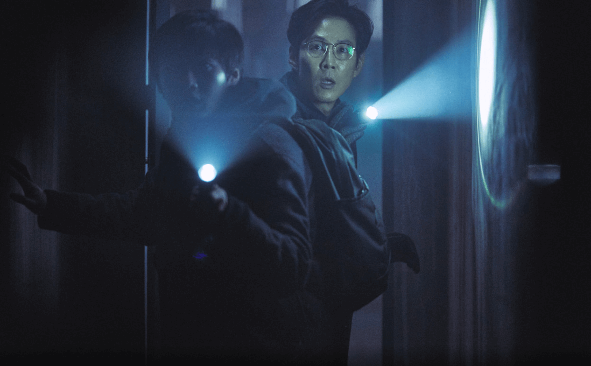 놀란-표정의-두-남자