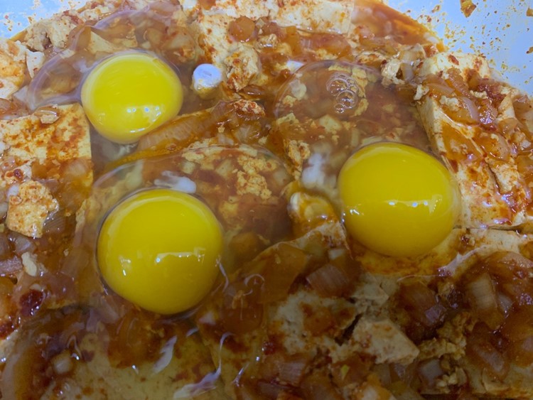 두부 위에 계란