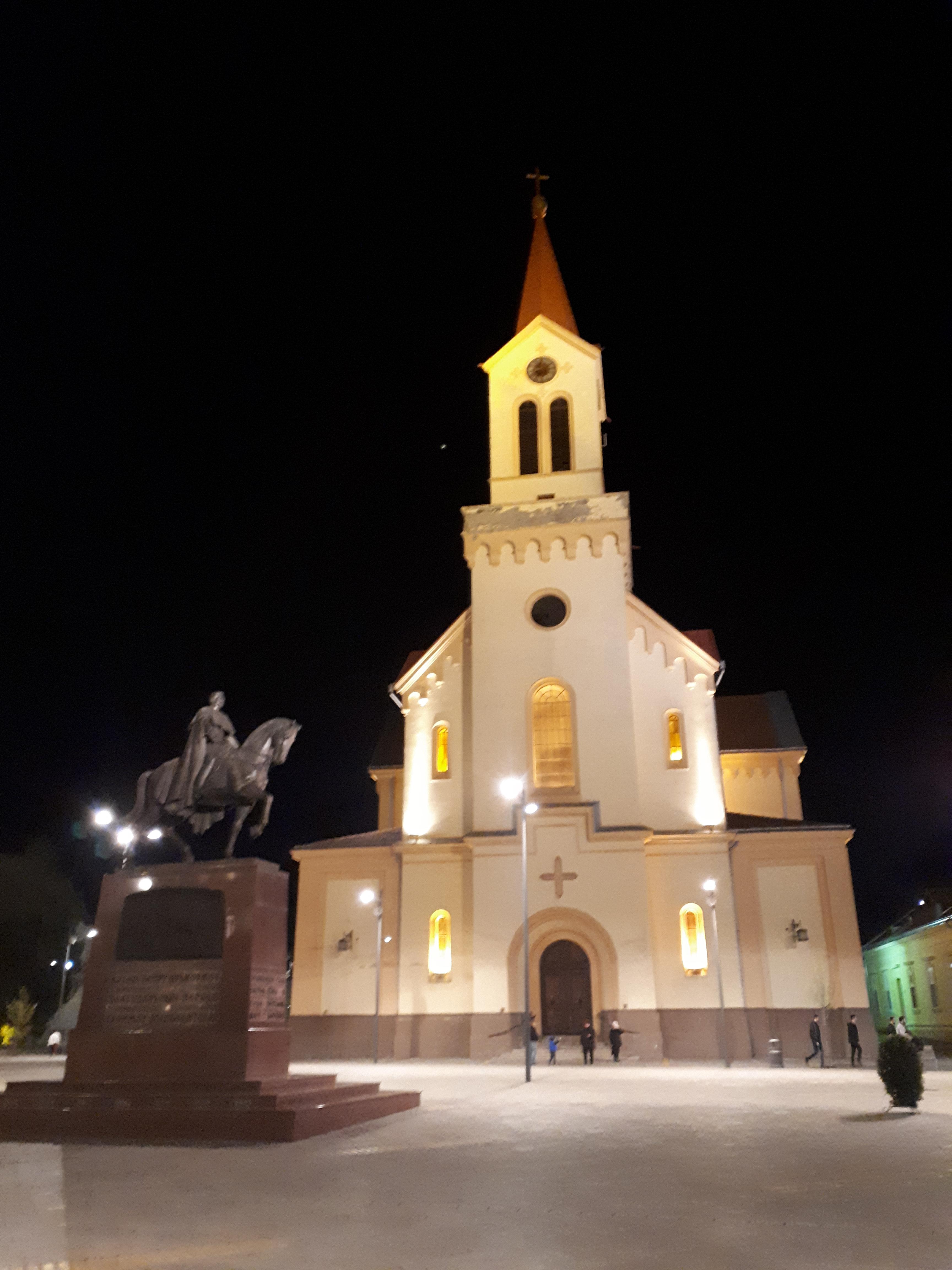 세르비아 즈레냐닌 성 요한 네포무크 대성당과 동상