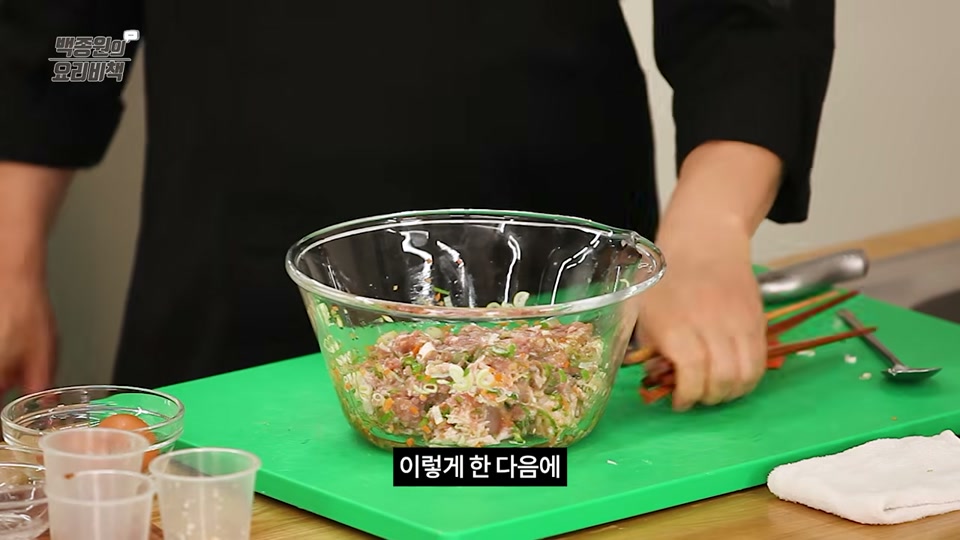 볼에 반죽 재료를 넣은 장면