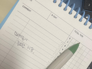 수첩이 있고 위에 볼펜이 있는 사진 이미지 입니다.