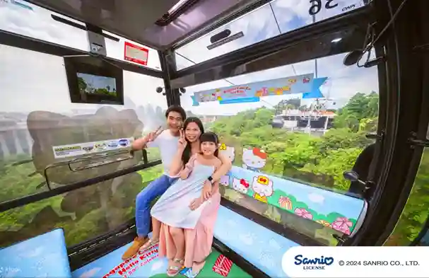 싱가포르 센토사 케이블카 내부에서 아름다운 전경을 배경으로 즐거워하는 가족의 모습