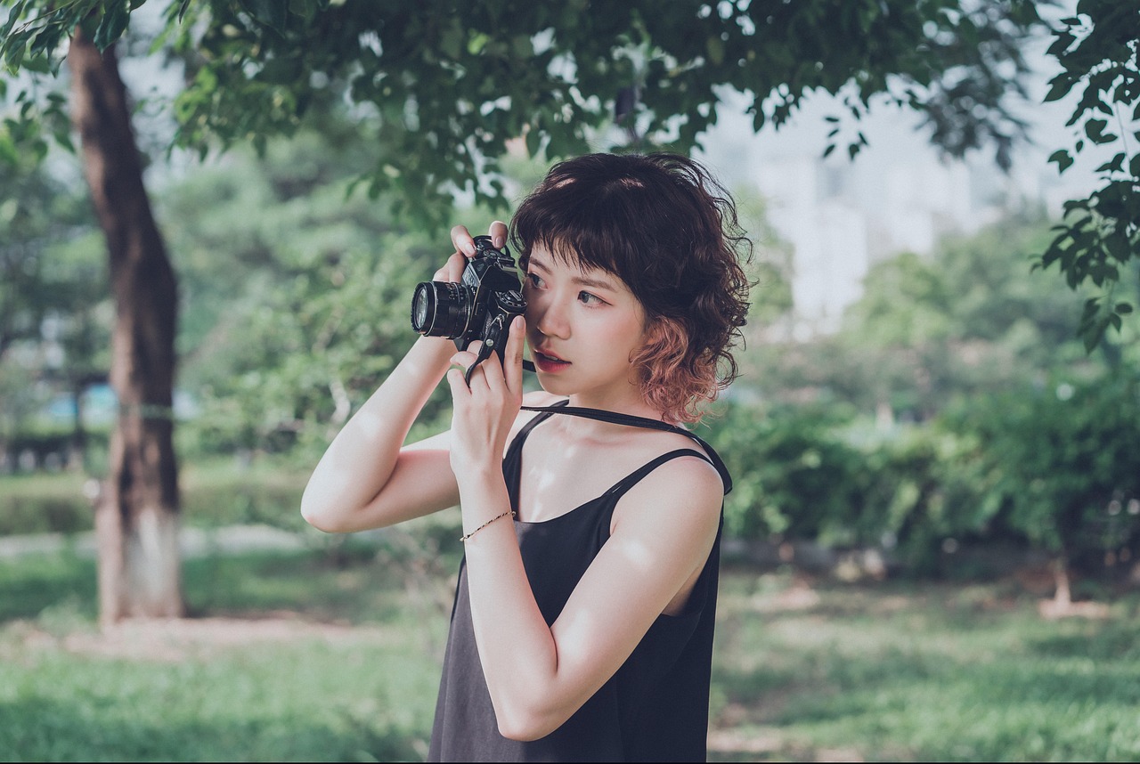 사진을 찍고 있는 여성