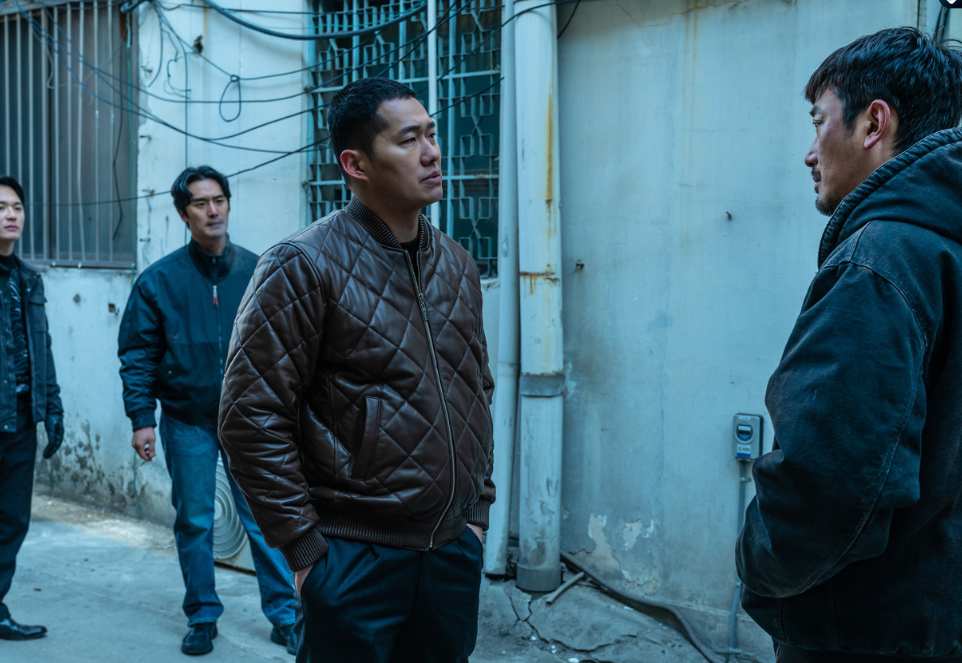 영화 브로큰 강호를 찾는 민태와 그를 막아서는 영섭과 삼거리파 조직원들