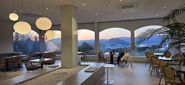 카페 창밖으로 보이는 해질녘 풍경