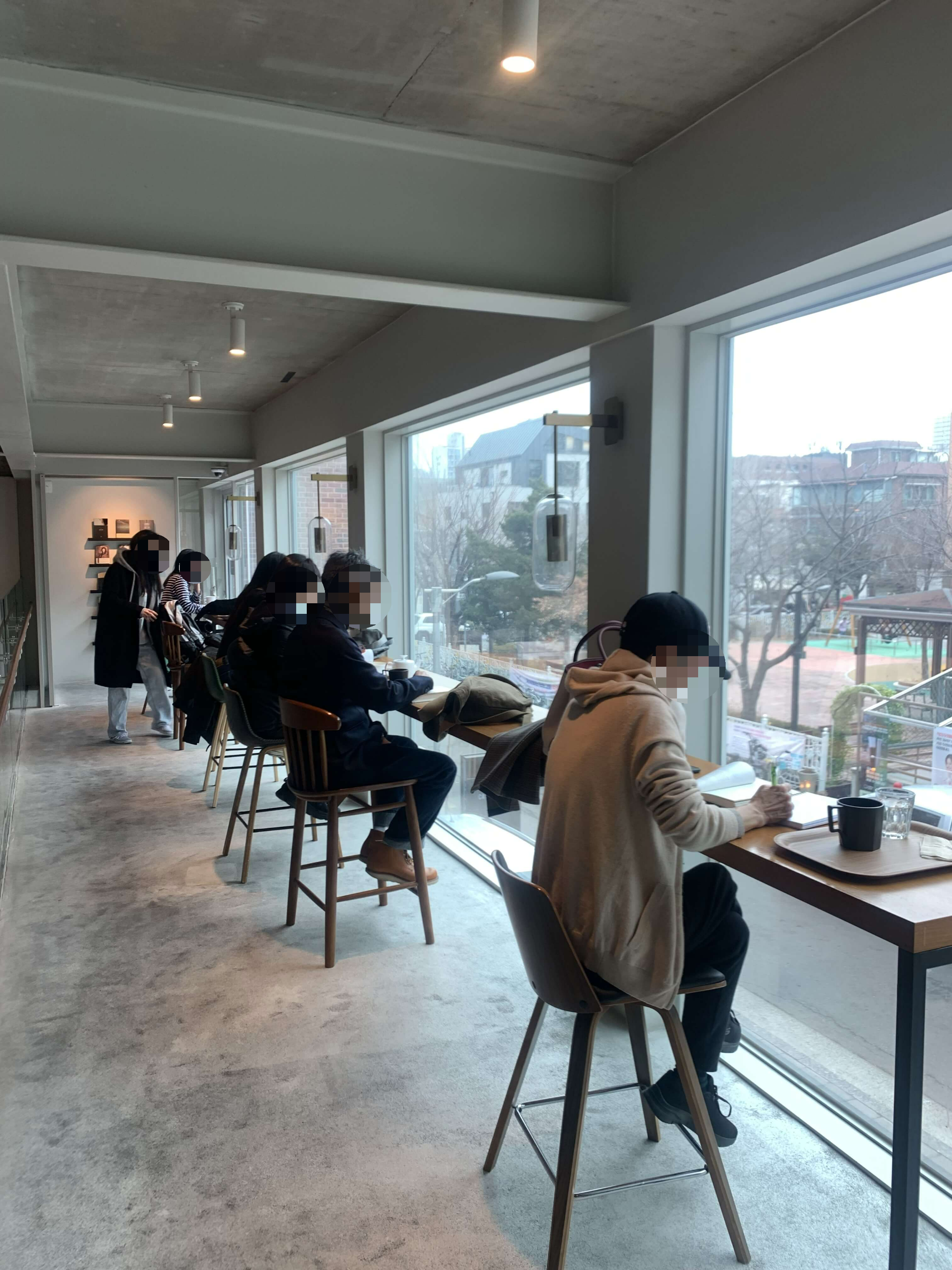 2층 창문가 자리