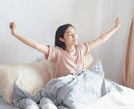 아침에-일어나-기지개를-펴는-장면