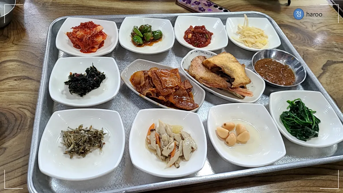 나무테이블에 놓여있는 반찬세트들
고등어구이 제육볶음 파래무침 멸치볶음 버섯볶음 시금침 침