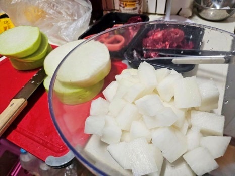 소고기뭇국 15분만에 끓이기위해 무를 깍뚝썰기한다.