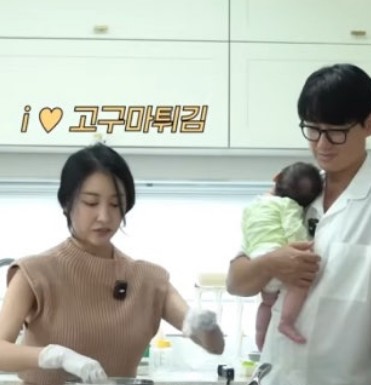 가수 이지훈 아기 안고 튀김 요리 시청자들 난리났다