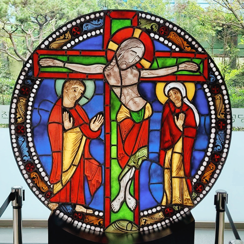 사진은 서울 한강성당 안에 있는 스테인드글라스입니다.