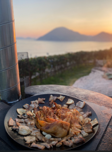 아인민박의 솥뚜껑 삼겹살