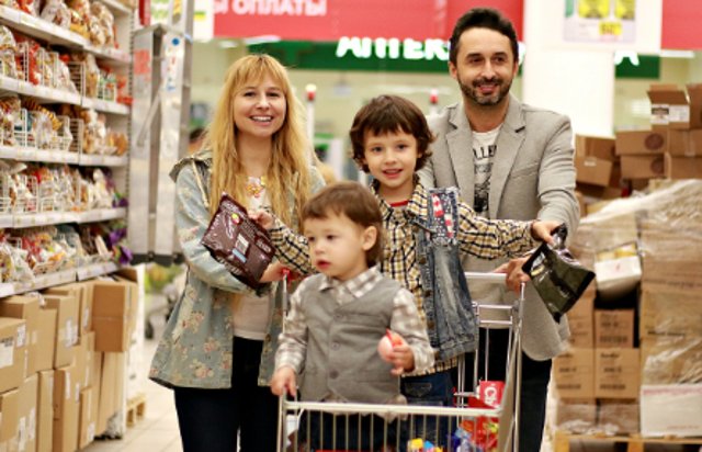 가족 단위 마트 쇼핑 장면