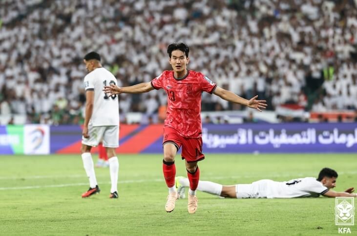 김진규 선수가 선제골을 넣고 뛰어가는 모습