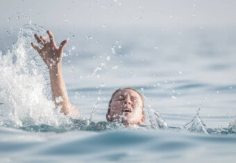 물에서-넘어져-허우적대는-소녀