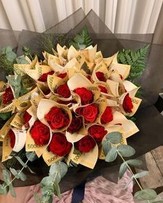 장미꽃-한송이-한송이를-5만원권-지폐로-두르고-장미-수십송이를-선물하는-모습