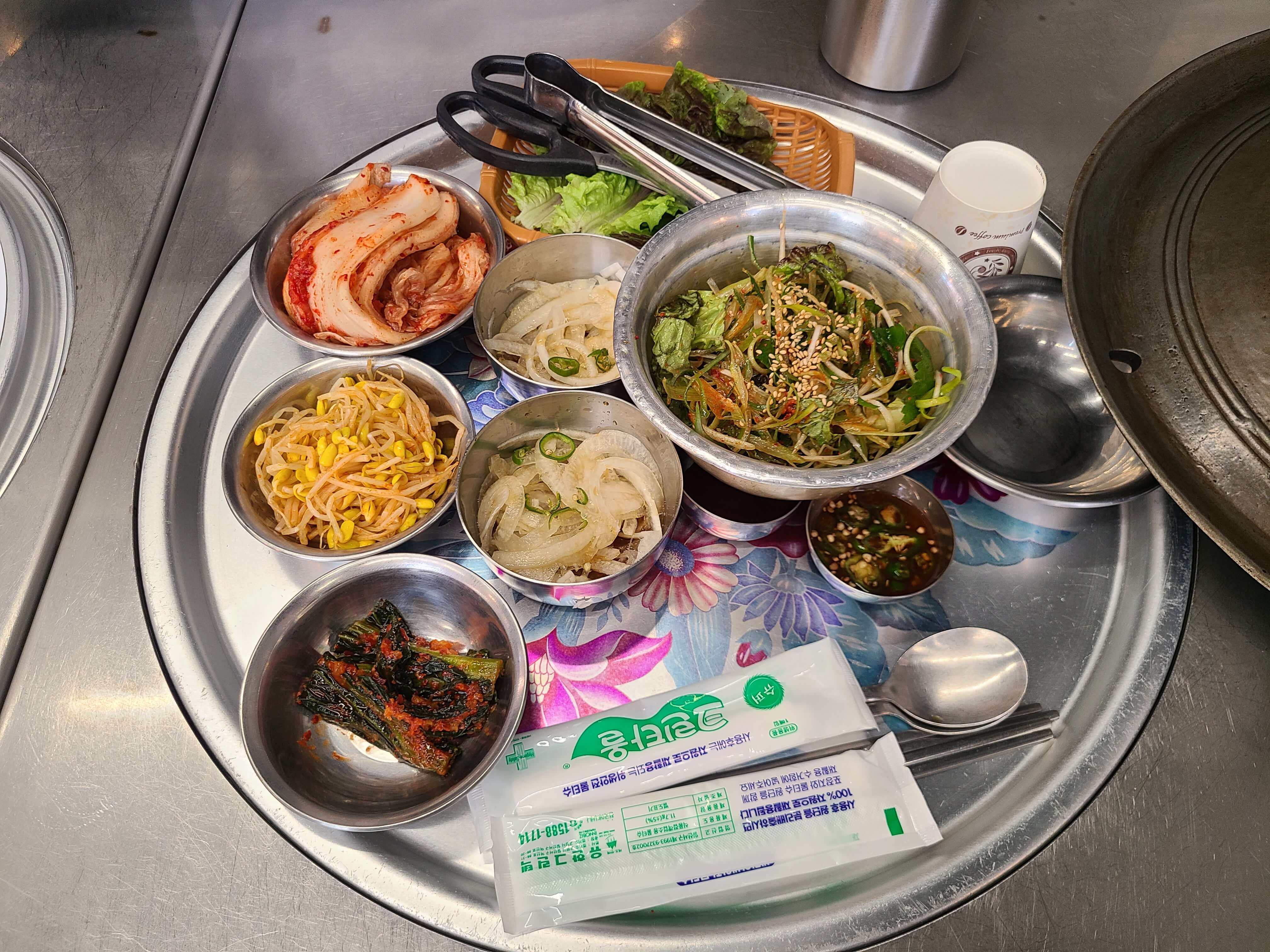 한접시 가득 나오는 밑반찬