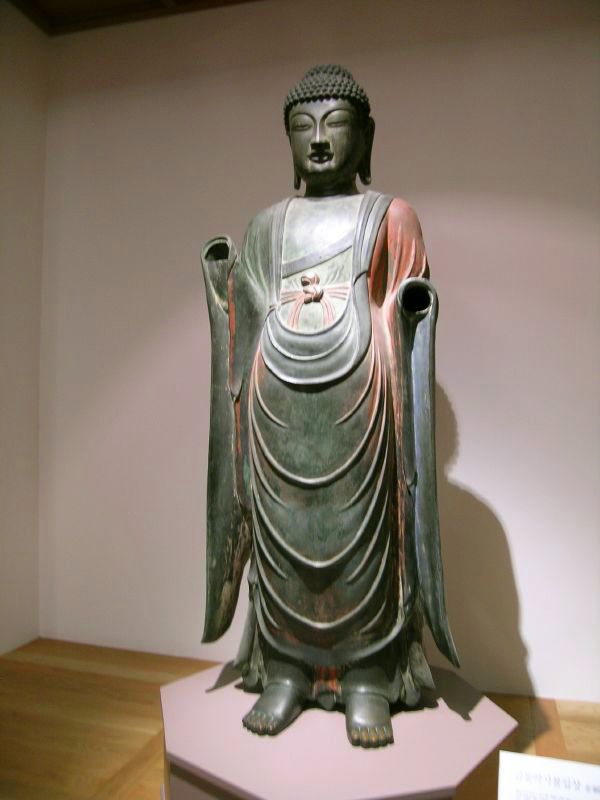 국립경주박물관에 전시된 통일신라 시대 백률사 금동약사여래입상