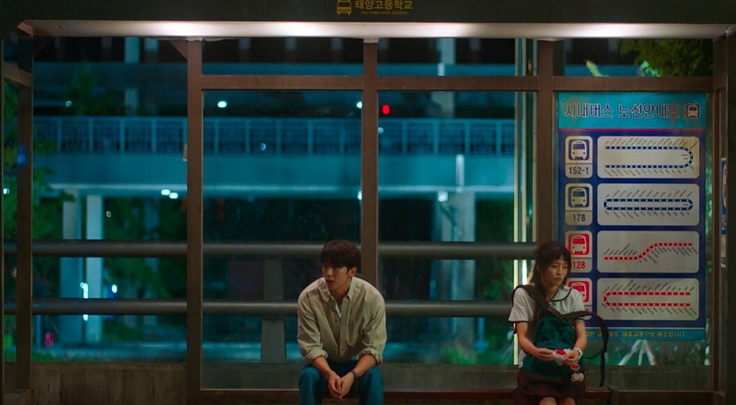 스물다섯-스물하나-버스정류장-장면