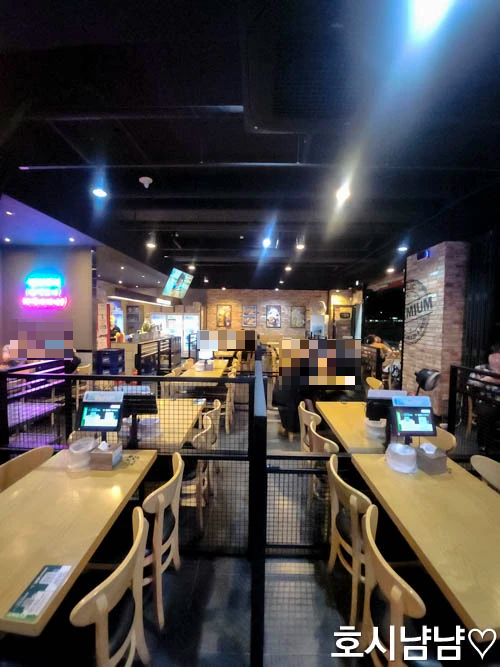하남풍산 누나홀닭 단체석 전경 – 넓은 공간과 깔끔한 테이블 배치, 가족 외식이나 회식하기 좋은 분위기